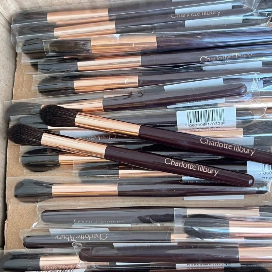 มินิ Charlotte Tilbury Magical Mini Eye Blender Brush  แปรงลงอายแชโดว์ ขนาดมินิ ความยาว 11cm. สามารถลงแป้ง รองพื้น ใช้กับแป้งฝุ่น แป้งอัดแข็ง หรือแม้แต่รองพื้นชนิดครีมหรือน้ำก็ไ