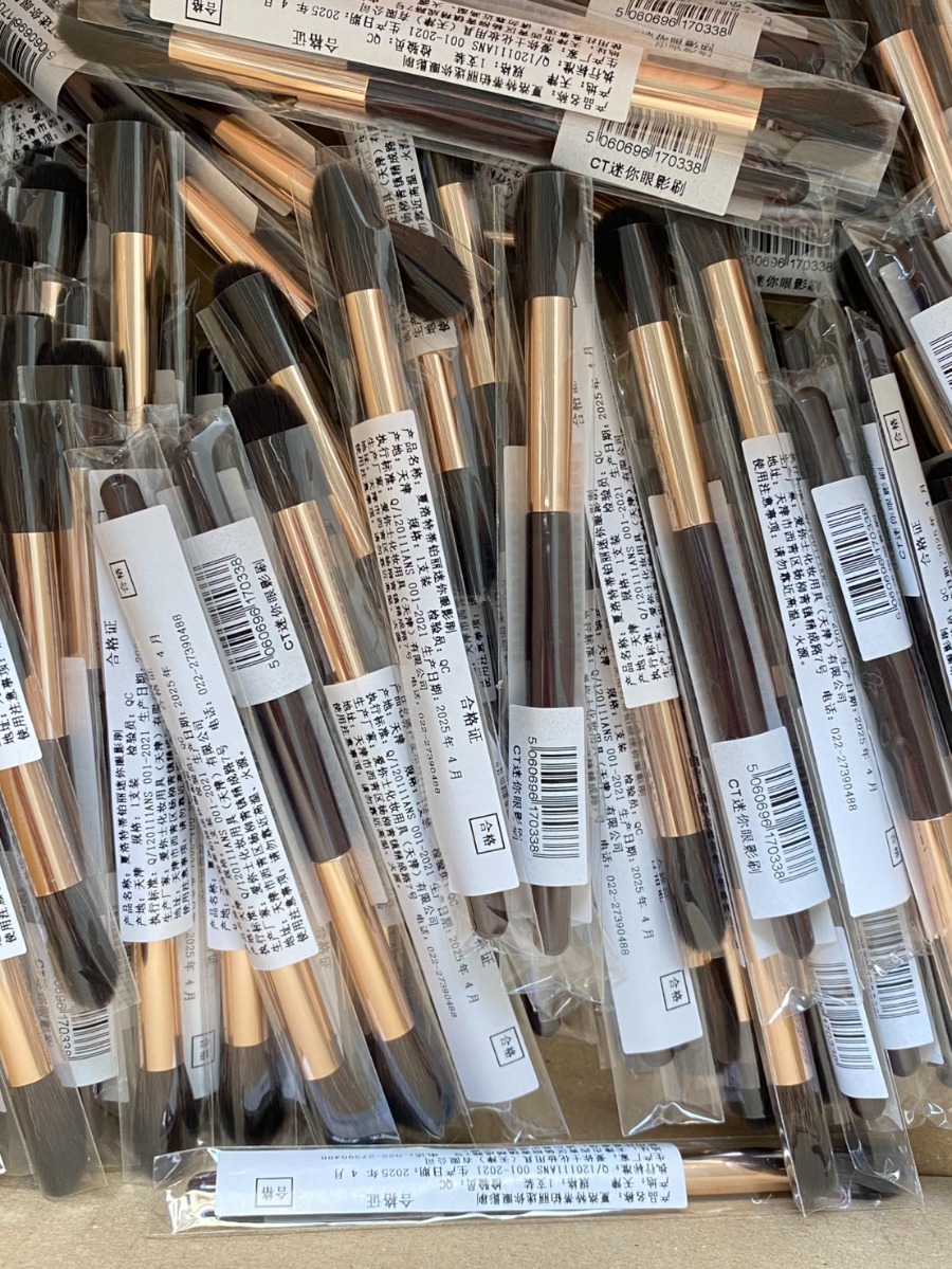 มินิ Charlotte Tilbury Magical Mini Eye Blender Brush  แปรงลงอายแชโดว์ ขนาดมินิ ความยาว 11cm. สามารถลงแป้ง รองพื้น ใช้กับแป้งฝุ่น แป้งอัดแข็ง หรือแม้แต่รองพื้นชนิดครีมหรือน้ำก็ไ