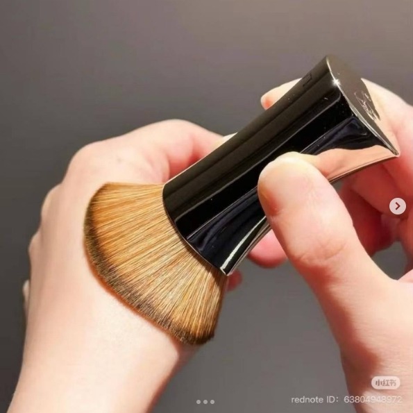 แปรง Lancome Absolue The Micro Glow Kabuki