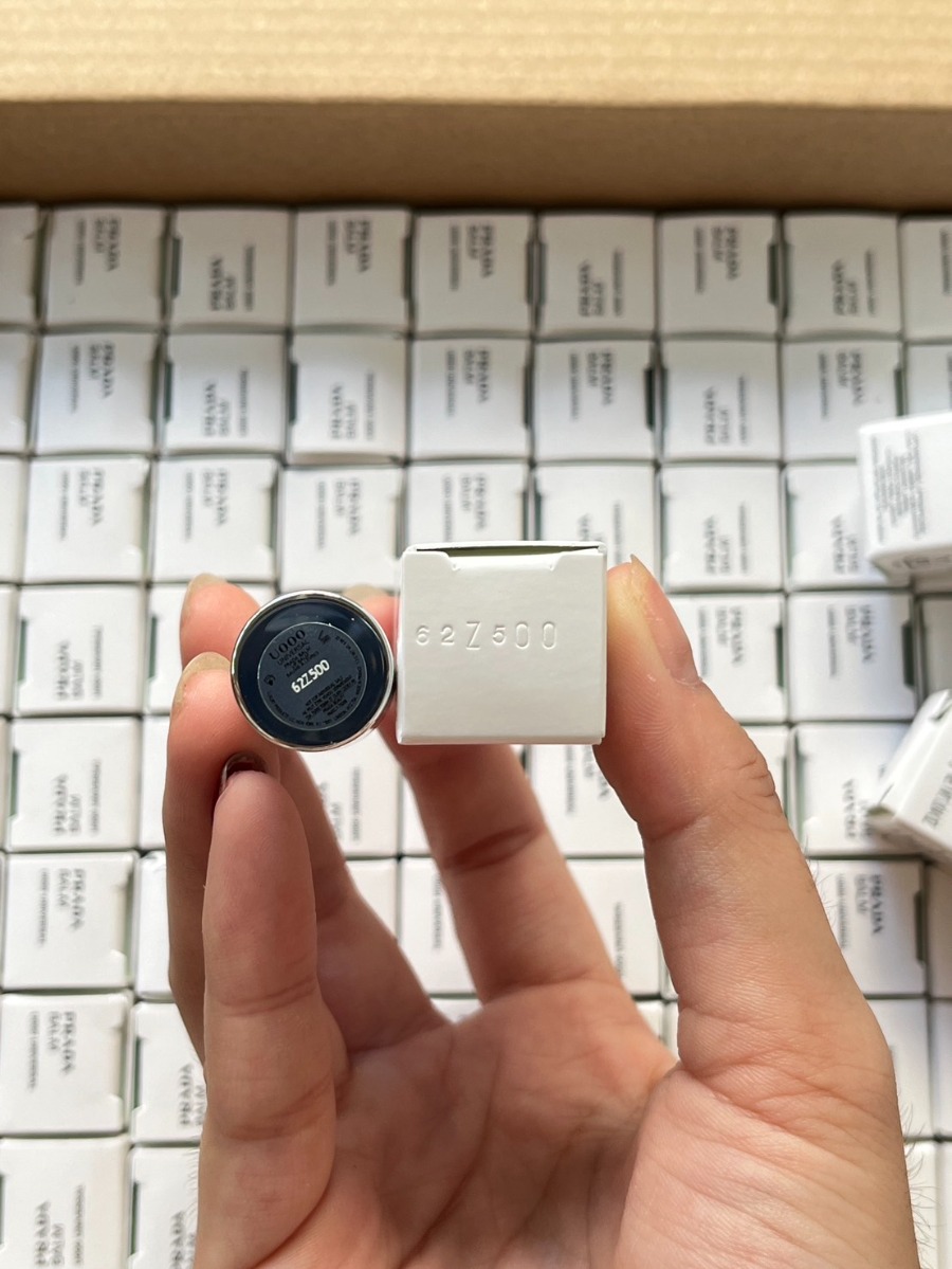 Prada Lip Optimizing Care 1.3g. สี U000 Universal