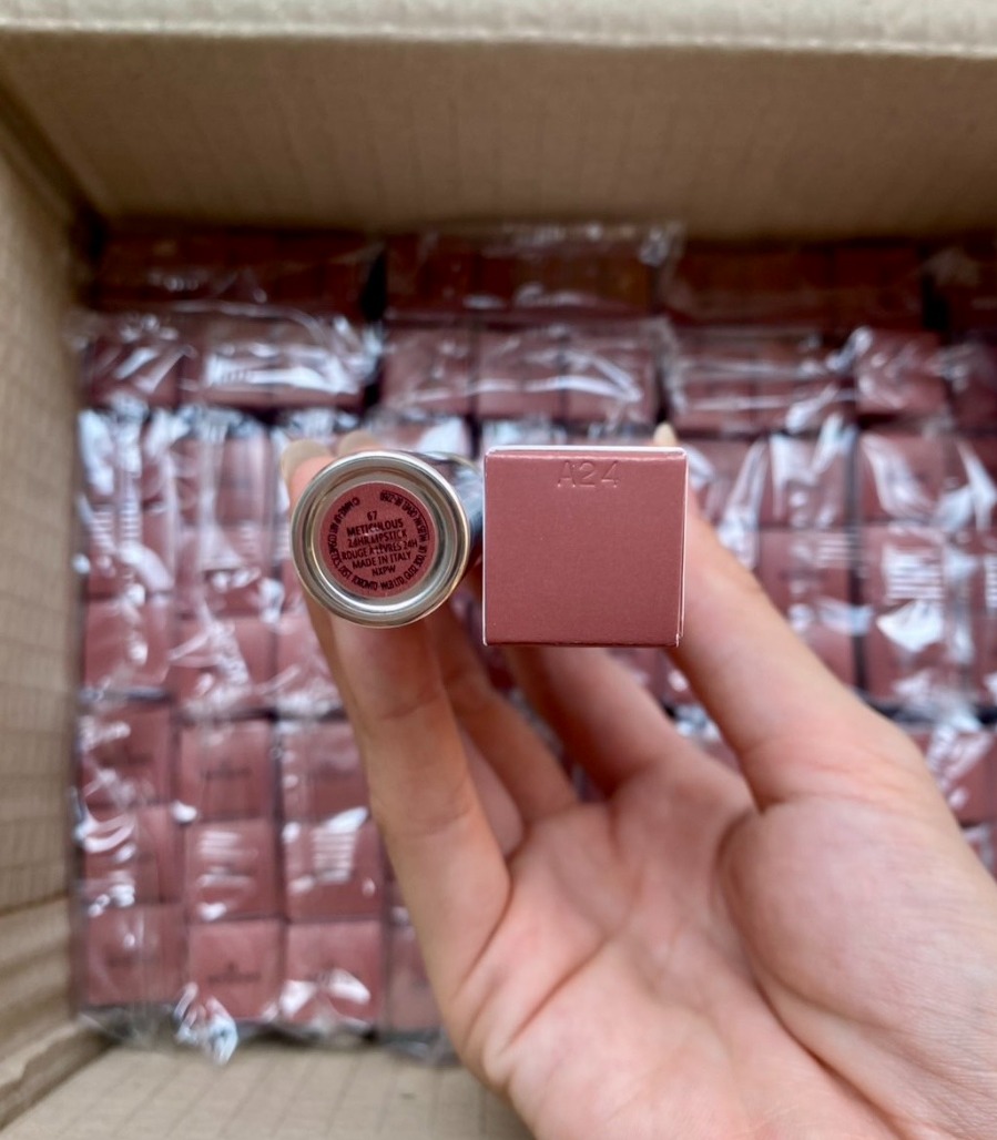 MAC Locked Kiss 24HR Lipstick 1.8g. #67 Meticulous (เคาเตอร์ 1,400฿)