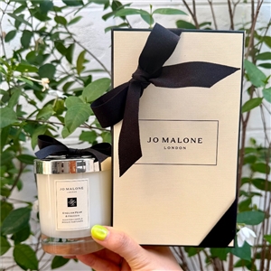เทียนหอม (น้ำหอม+กล่อง+โบว์) Jo Malone English Pear & Freesia Home Candle 200g. (เคาเตอร์ 3,200฿)