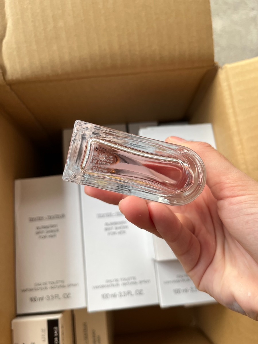 กล่องเทสเตอร์ - Burberry Her Eau De Parfum 100ml. (เคาเตอร์ 6,800฿)