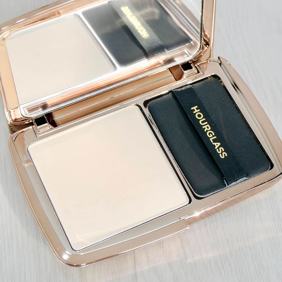 แป้ง Hourglass Vanish Airbrush Pressed Powder 10.5g. #Translucent (เคาเตอร์ 2,450฿)