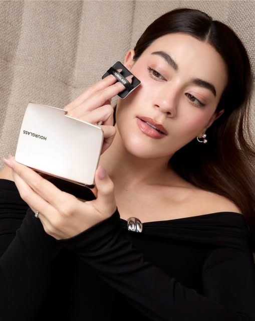 แป้ง Hourglass Vanish Airbrush Pressed Powder 10.5g. #Translucent (เคาเตอร์ 2,450฿)